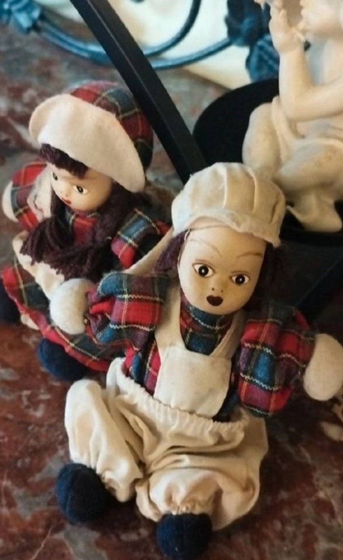 Lot 2 poupées en porcelaine Yves Rocher