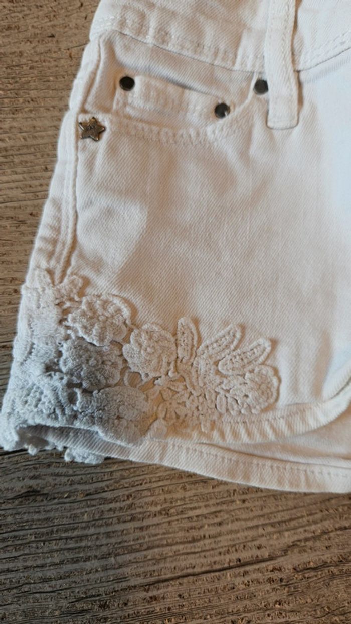 Short slim fit court blanc avec broderie, IKKS, 5 ans - photo numéro 3
