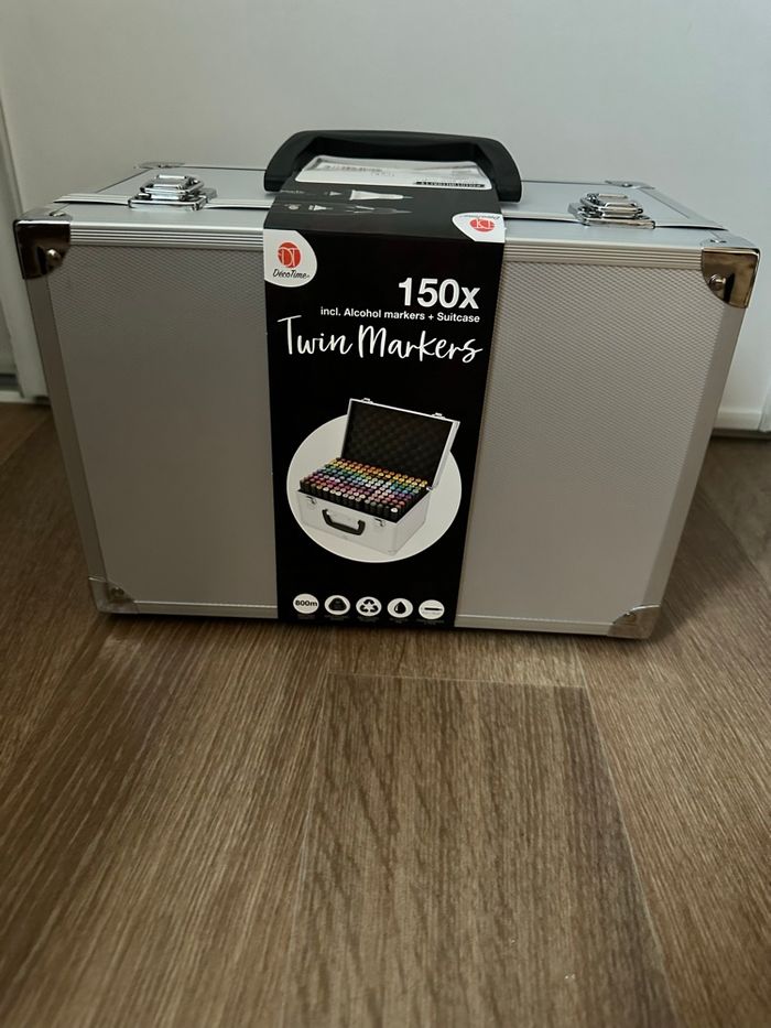 Malette de 150 crayons twin markers neuf