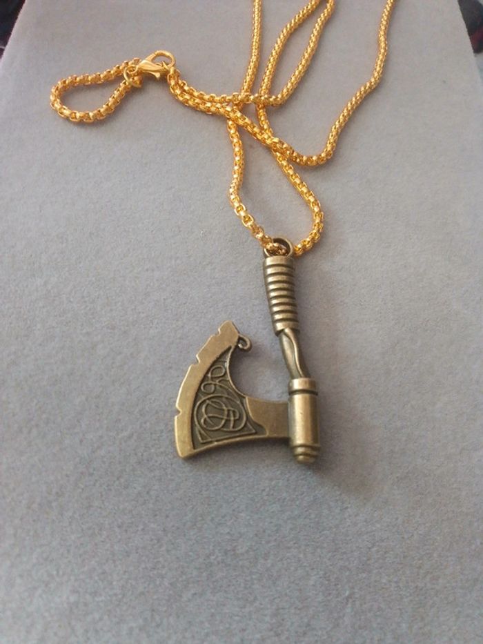 Collier viking hache