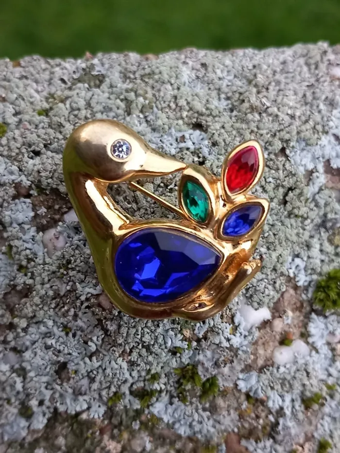 Broche multicolore