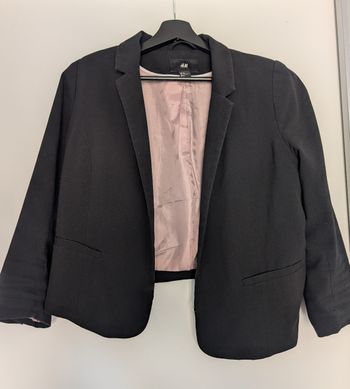 Blazer Court Noir Chic – Doublure Vieux Rose – H&M (Taille 44) il