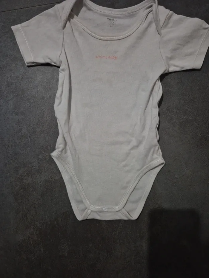 Lot 6 bodies manches courtes taille 12 mois bébé fille - photo numéro 16