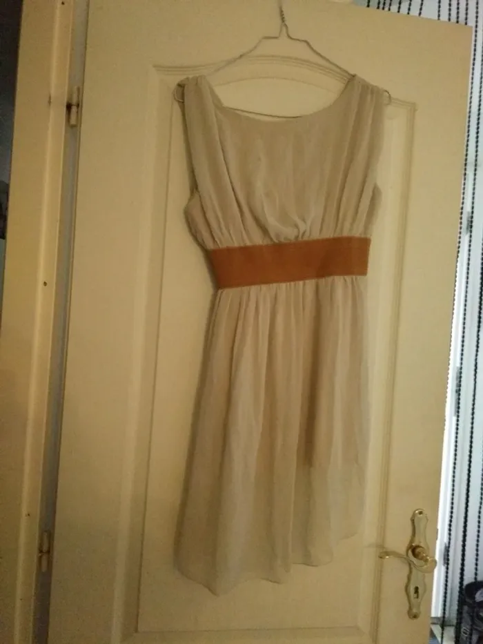Superbe robe 👗 beige 36 - photo numéro 2