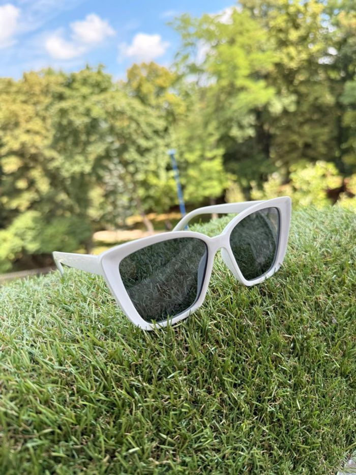 Lunette de soleil blanche - photo numéro 3