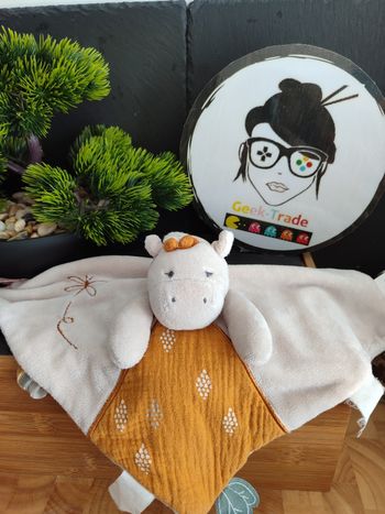 doudou Plat noukie's tiga blanc beige ocre libellule girafe feuille DD003173