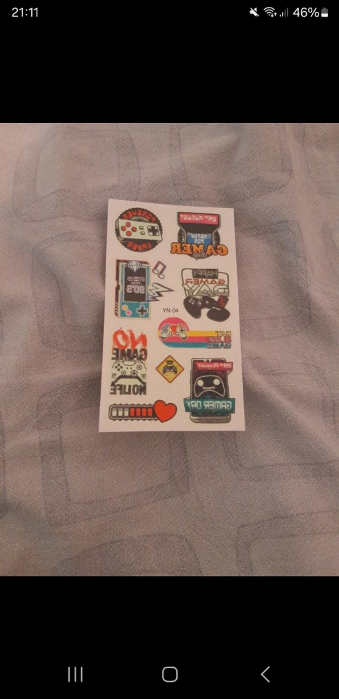 Un sachet, plaquettes de tatouage, porte clé et 2 bracelet qui s enroule. - photo numéro 5