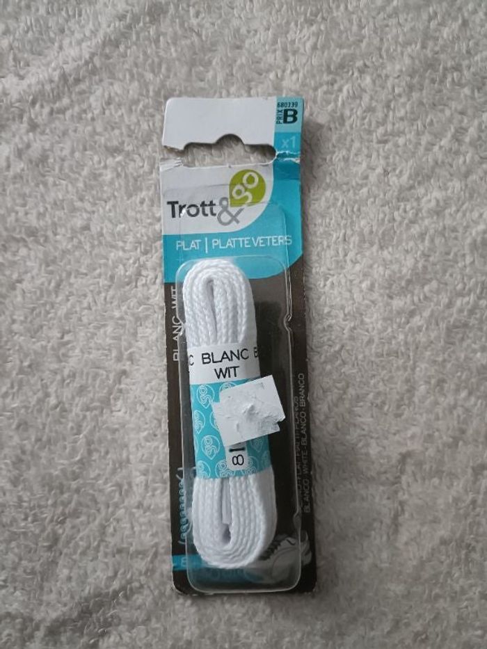 1 paire de lacets plats de couleur blanche en 120 cm