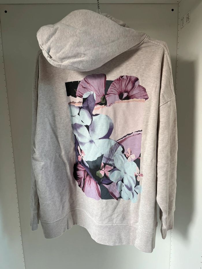 Sweat à capuche à motif fleuri H&M - photo numéro 2