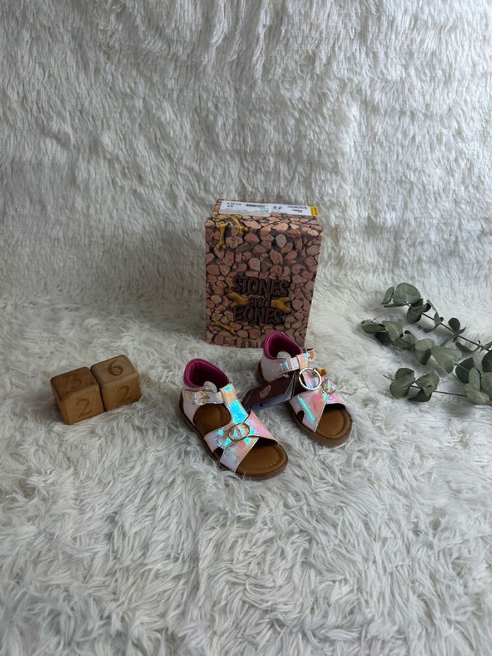 Paire de sandales Stones and Bones taille 22