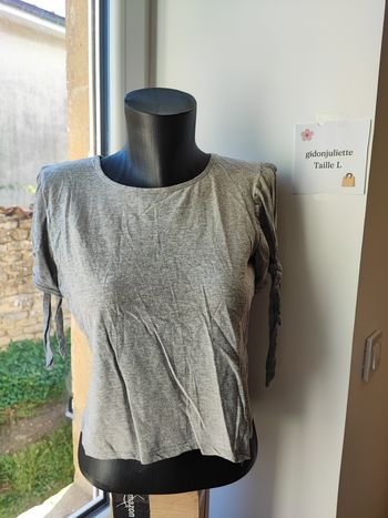 20 – T-shirt gris à nouettes – Jennifer 🎀
