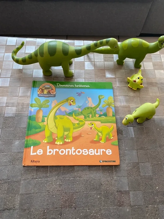 Livre le brontosaure et 4 figurines altaya le monde des dinosaures