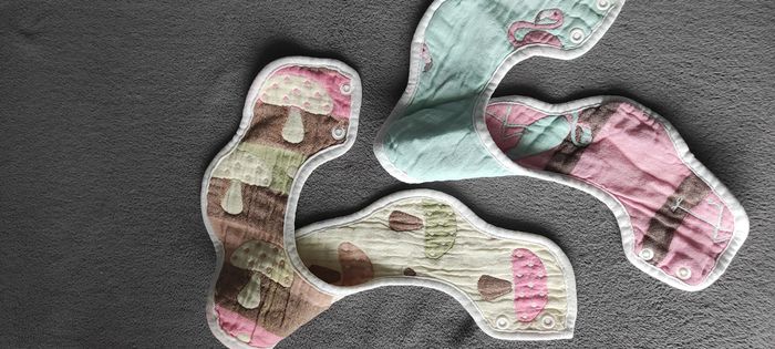 2 mini bavoirs tour de cou neuf - photo numéro 3