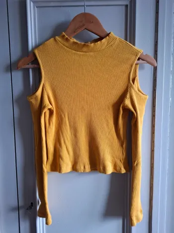 Pull épaules dénudées court