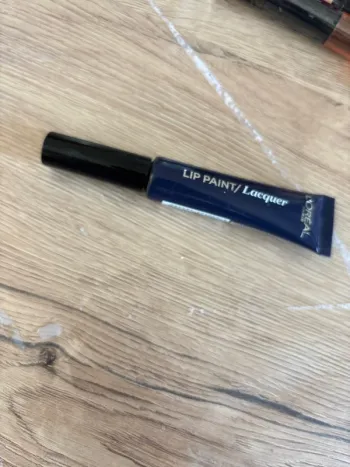 Rouge à lèvres bleu marine, L’Oréal Paris n° 181