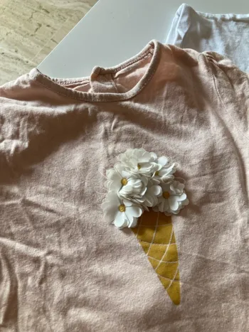 2 T-shirts, 23 mois.