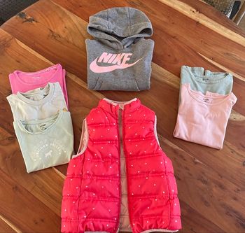 Lot de hauts fille 4 ans t-shirts, doudoune sans manche Sergent Major et sweat à capuche Nike