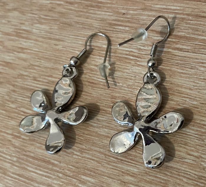 Boucles d’oreilles fleurs noires - photo numéro 4