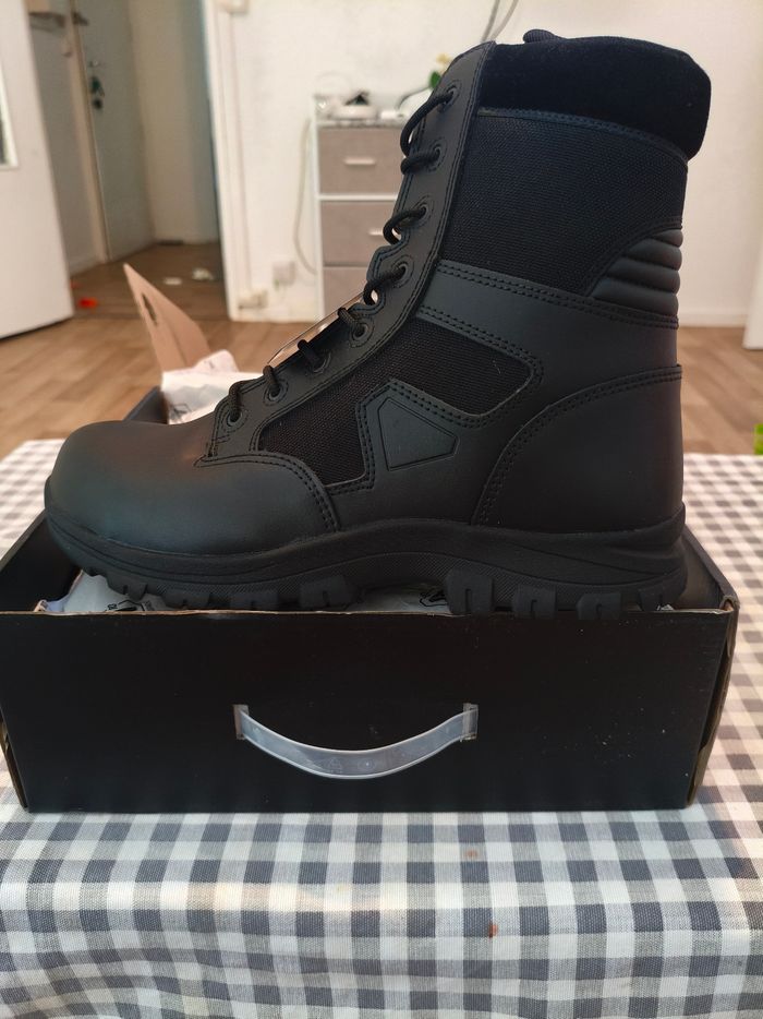 Chaussures de sécurité neuf jamais porté pointure 43 encore avec leur compte - photo numéro 5