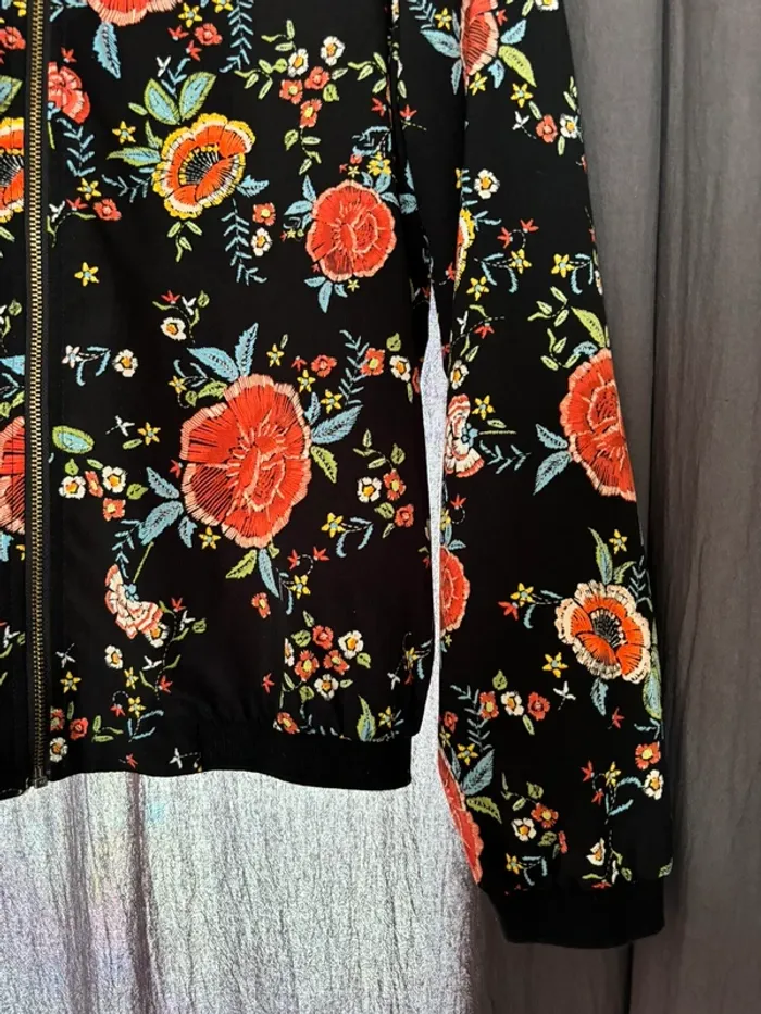Veste noir style bomber à fleurs - photo numéro 2