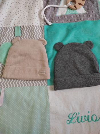 Lot 2 bonnets Zara beige et gris