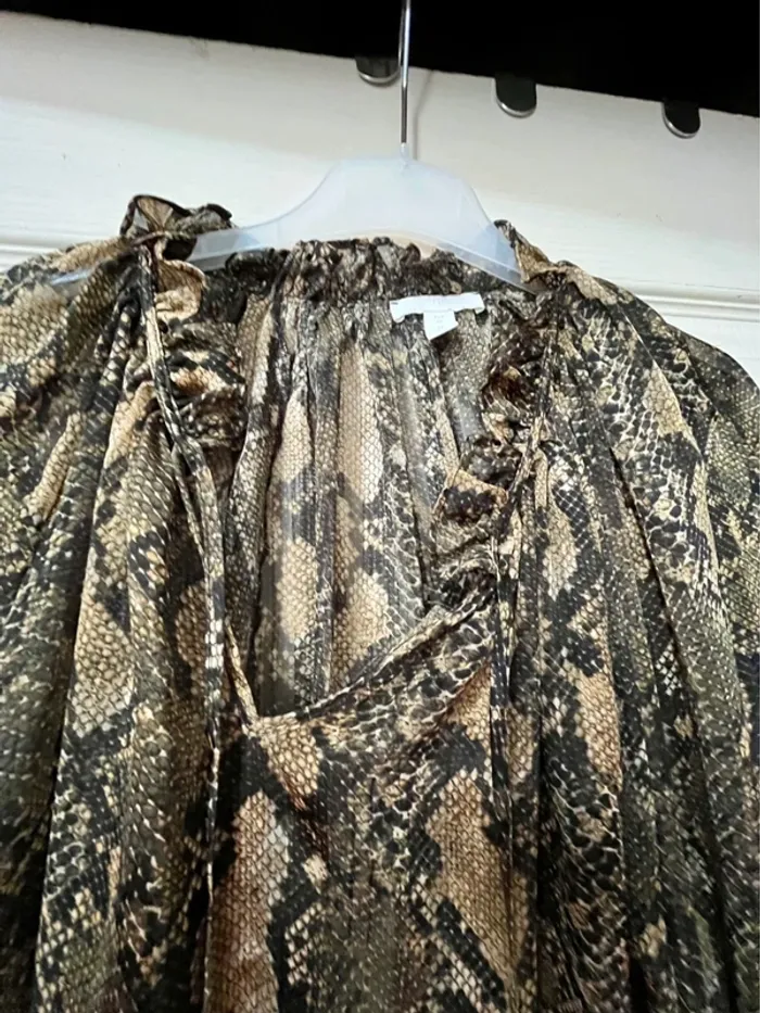 Très belle blouse taille 42/44 en très bon état, motif python noir et kaki - photo numéro 7