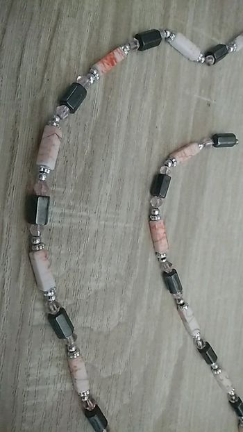 Collier magnétique blanc marbré rose.