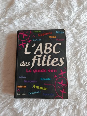 Livre l'ABC des filles _ Le guide de 2011 _ Hachette