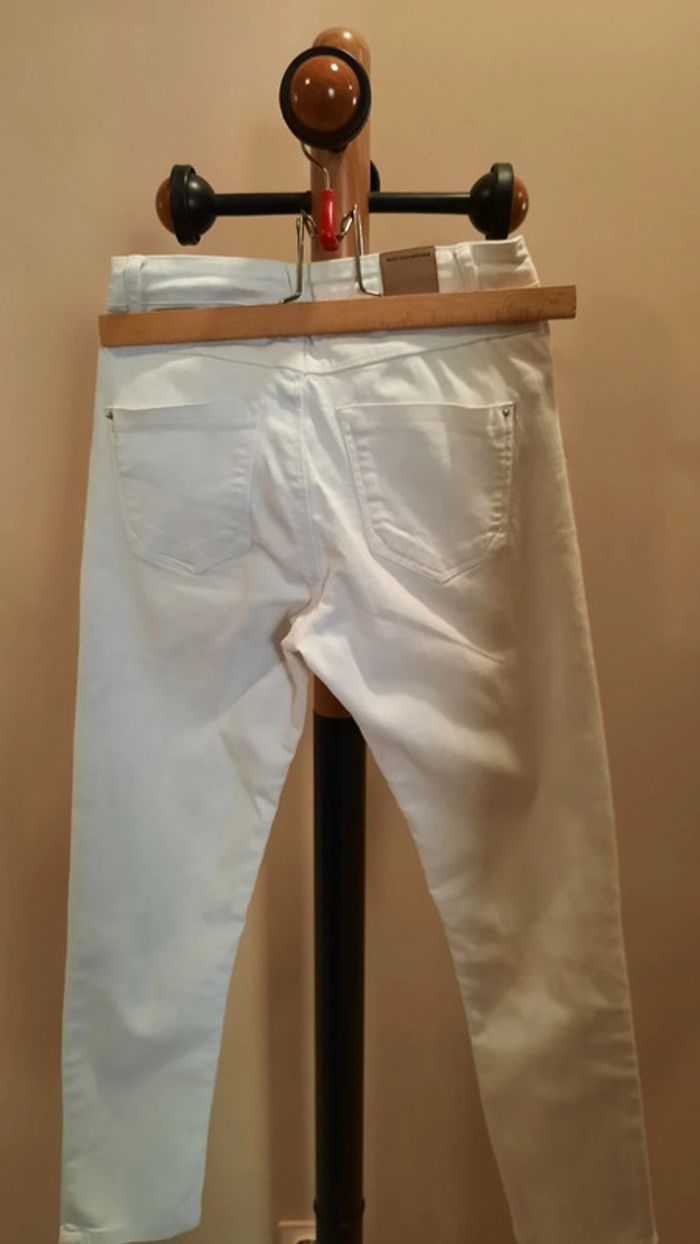 Jean troué Stradivarius taille 32 - photo numéro 2