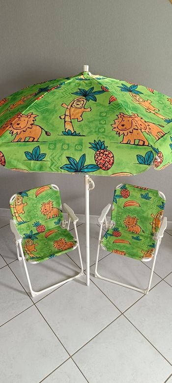 Mini chaises de jardin et parasol