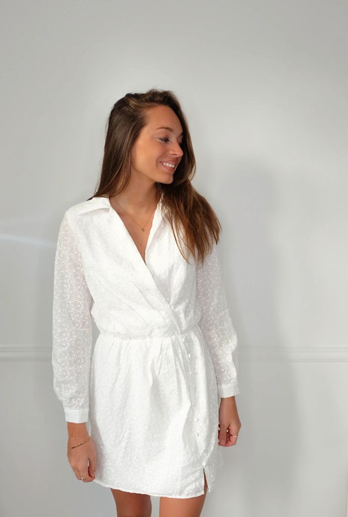 🌟 Robe blanche en broderie fleurs