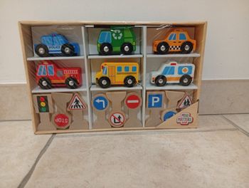 Ensemble de véhicules et de panneaux en bois