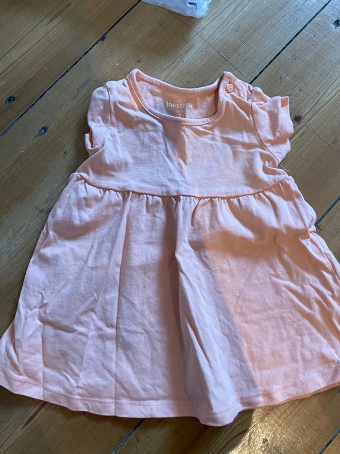 Robe, couleur abricot 9 mois neuve