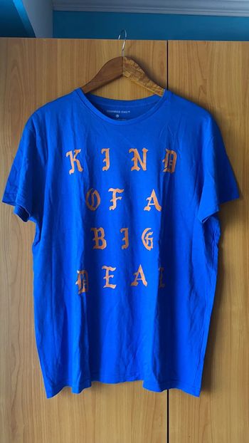 Tee-shirt bleu avec inscription CedarWoodState L
