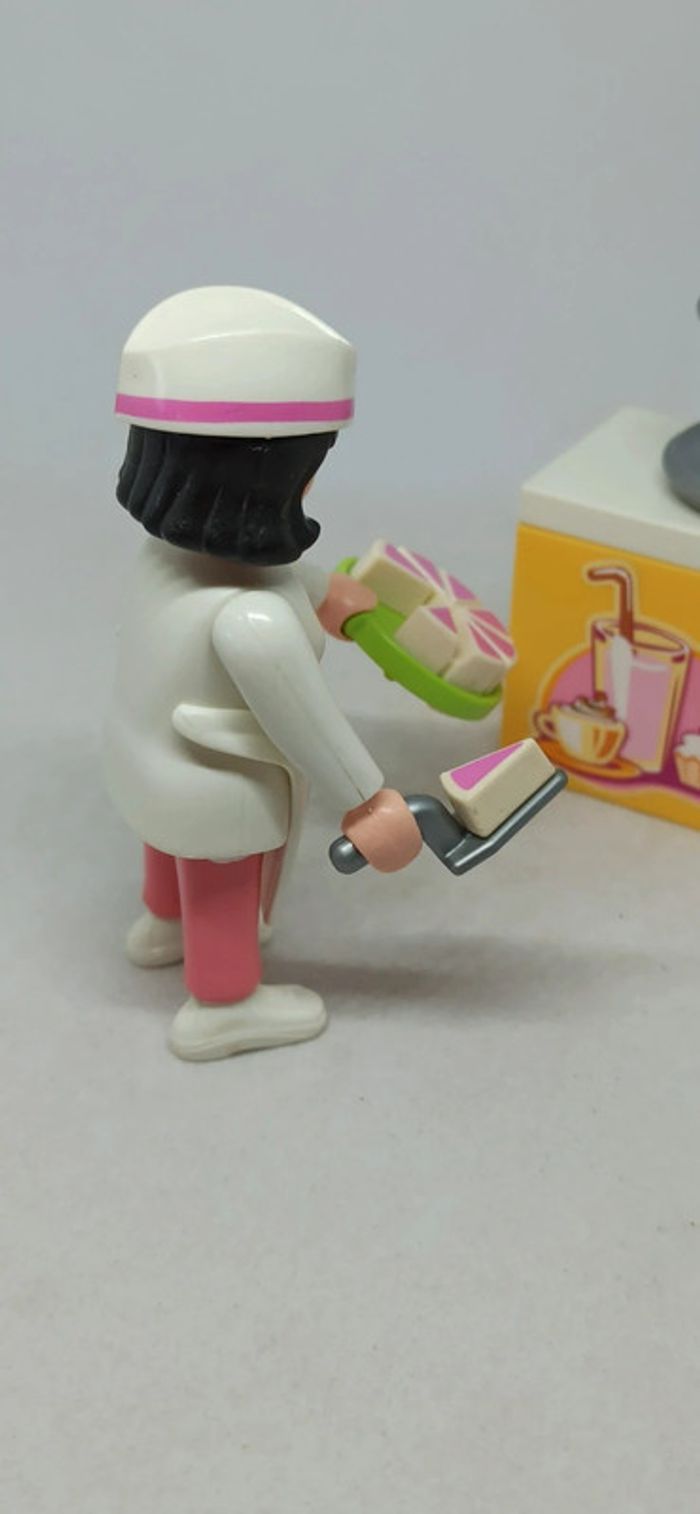 Femme pâtissière avec gâteaux playmobil - photo numéro 3