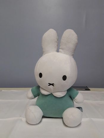 Peluche lapin blanc-vert avec grelot
