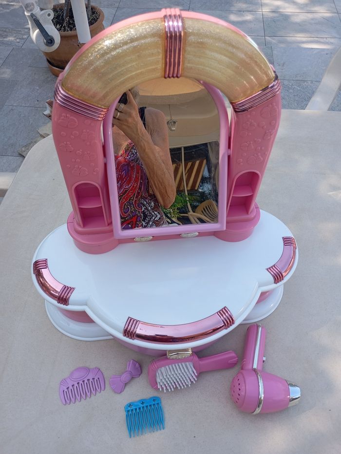 Coiffeuse barbie et ses accessoires - photo numéro 5