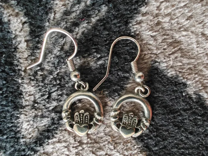 Lots de deux paires de boucles d'oreilles pendantes