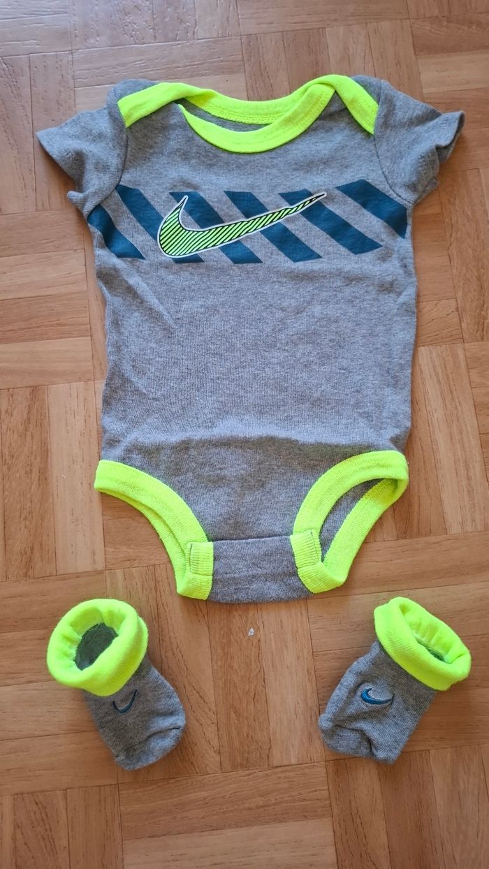 Body Nike + chaussettes