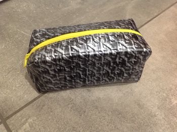 Trousse grise et noire argentée motifs géométriques