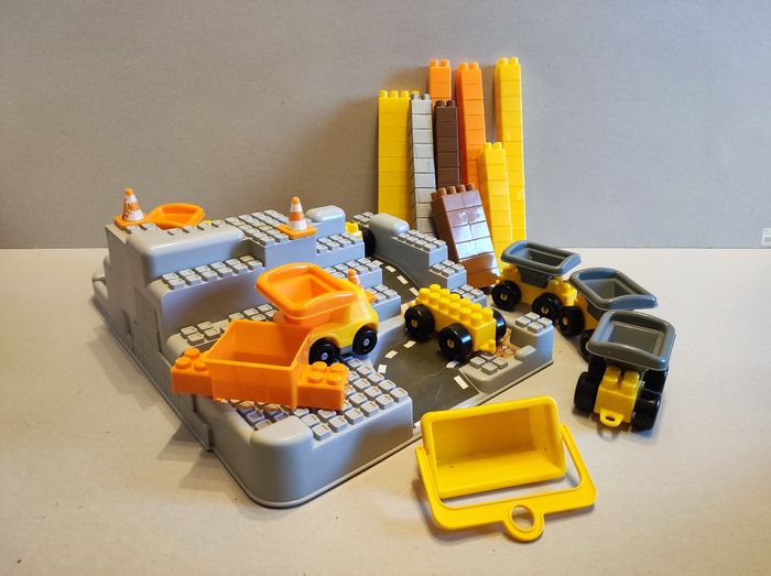 Chantier avec grue, camion et briques - photo numéro 5