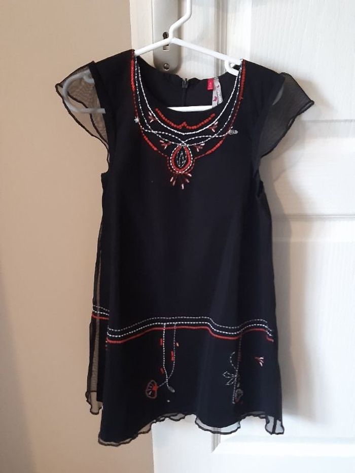 Robe noire avec broderie et voilage