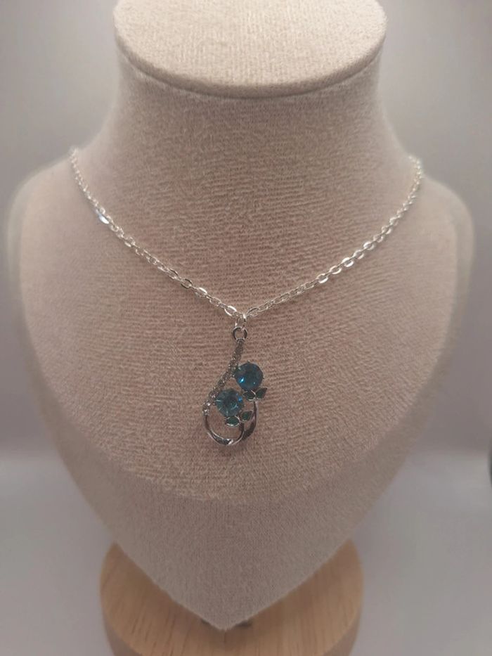 Collier deux roses bleues