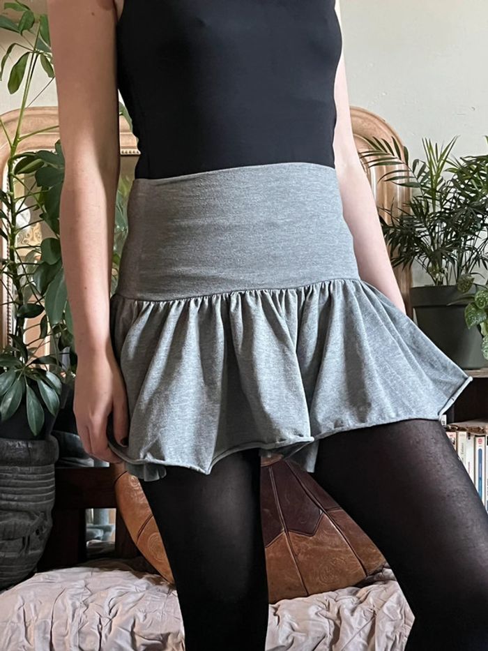 Jupe courte taille haute asymétrique - grise - photo numéro 3