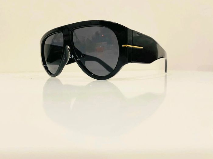 Lunette de soleil mixte noire et dorée bras large taille large