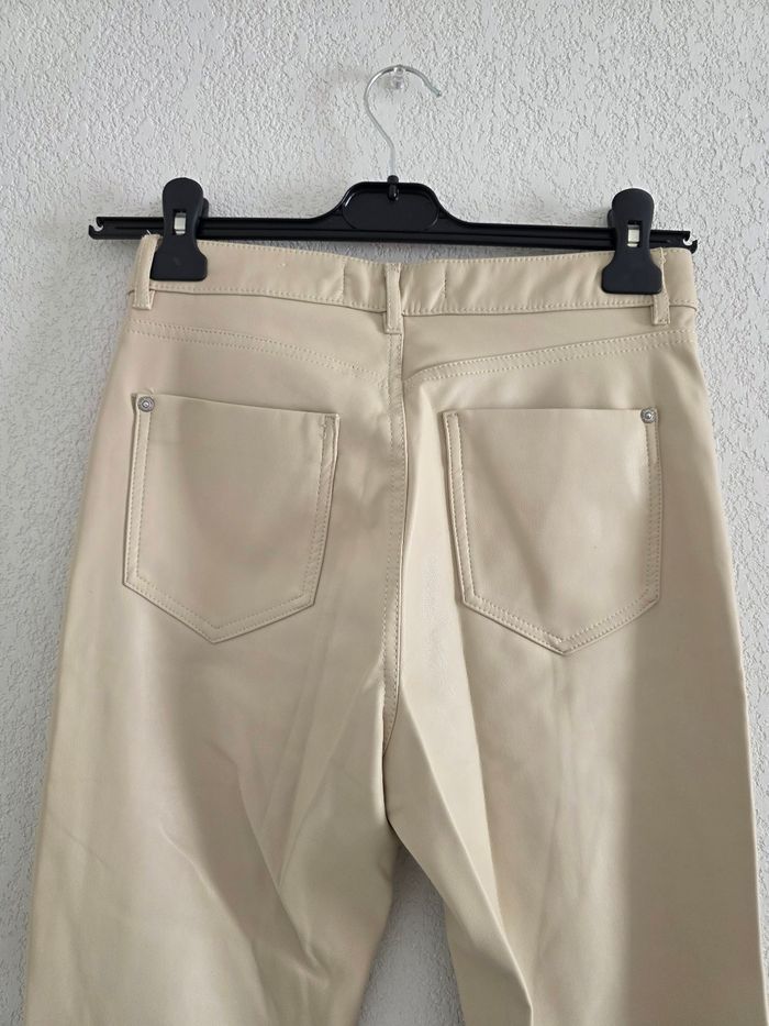 Joli pantalon crop beige simili cuir zara taille 34 - photo numéro 6