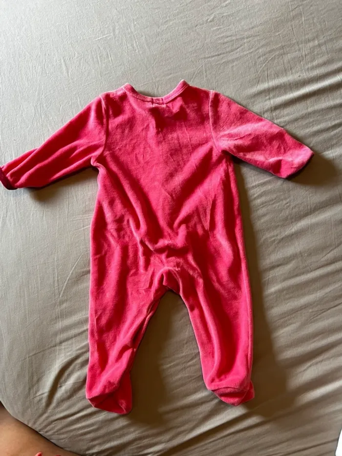 🌺 Pyjama bébé velours rouge – Poches chat brodées – Pressions devant - photo numéro 2