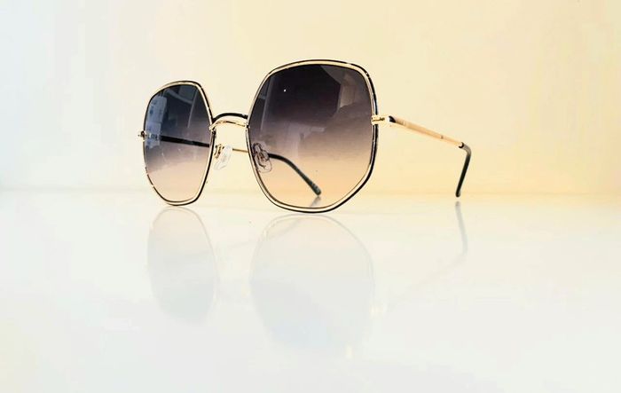 Lunette de soleil femme métallique dorée et noire verres dégradés uvprotection catégorie 2