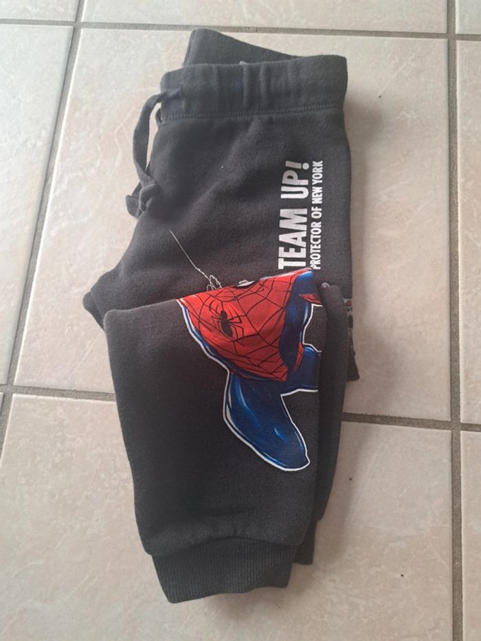 Jogging gris 2/3 ans taille élastique Spiderman en TBE