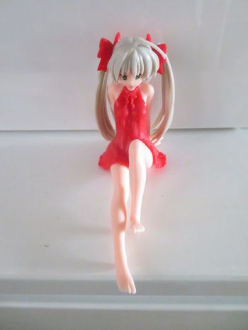 Figurine manga fille rouge assise